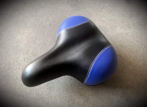 Седло широкое "STELS" на пружинах, мягкое с светоотражателем (двух цветное) 3213049-1