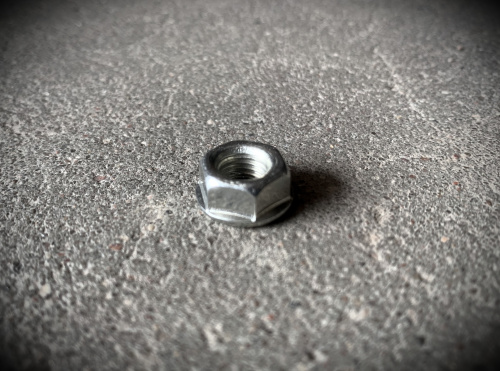 Гайка переднего колеса с фланцем зубчатая М-8, оцинкованная "Русский стандарт"