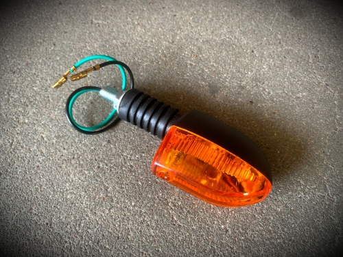 Поворотник ALPHA (овал) (резин. гибкая стойка) (желт. стекло) MINI универсальный 0244