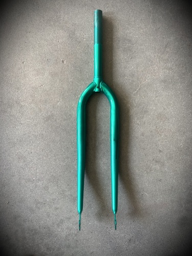 Вилка передняя 28" (цвета в ассортименте)