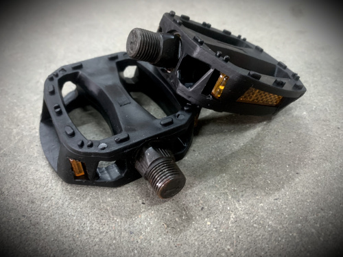 Педали 16" (001) , с шариковым подшипником, с катафотами, резьба 9/16", пластик.