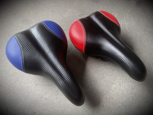 Седло спортивное "EMIbie" на пружинах, 2-х цветное рельефное (модель: AZ-012)