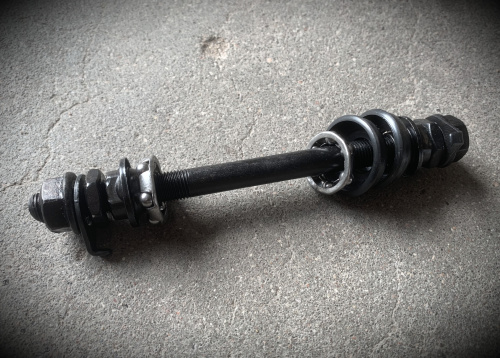 Ось переднего колеса в сборе «KENLI» 0-10, Ь-140мм. (чашки + подшипники + гайки)