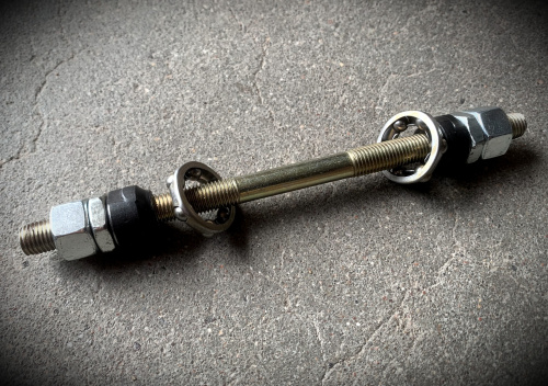 Ось переднего колеса в сборе (ø-8, L-140мм.) +2 подшипника, гайки с пласт. колпачком "FORIST" Русский стандарт. 3023003-9 (РЖАВЫЕ, уценка)