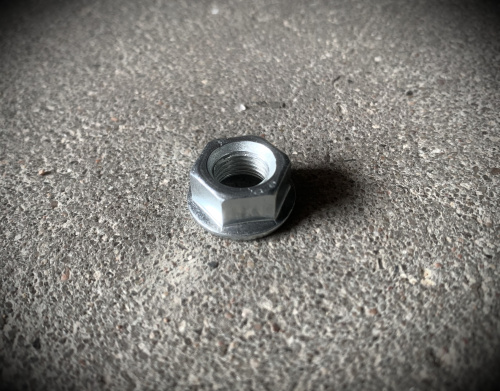 Гайка "МТВ" переднего и заднего колеса с фланцем зубчатая М-10, оцинкованная.