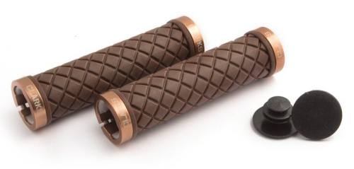 Ручки .CLO276 на руль 3-447 резиновые "ромбы" антискольз. 130мм с 2 фиксат. коричн. анодир. CLARKS