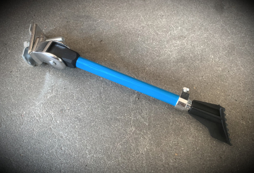 Подножка центр универсальная 20"-29" алюминиевая под каретку, (синяя)