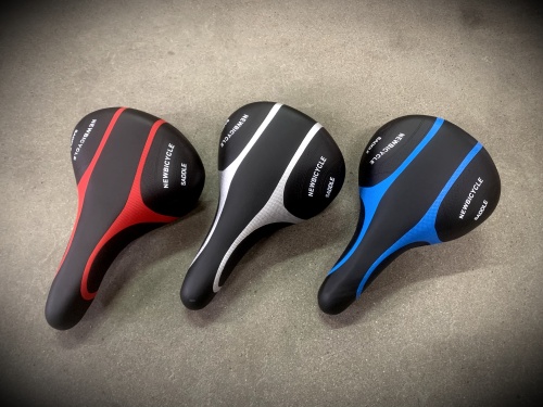 Седло (008) для скоростного велосипеда, черное с цветной вставкой, размер 265х165. С катафотом