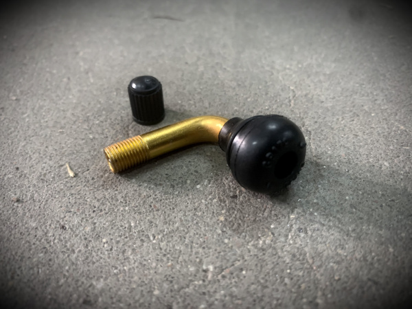 Сосок безкамерной покрышки  С ГАЙКОЙ для крепления