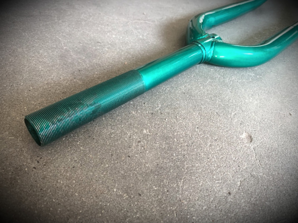 Вилка передняя 28" (цвета в ассортименте)