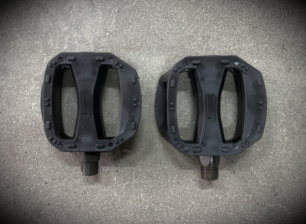 Педали 16" (001) , с шариковым подшипником, с катафотами, резьба 9/16", пластик.