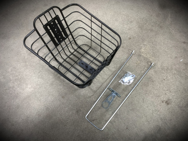 Корзина из металлической проволки, чёрная с креплением.