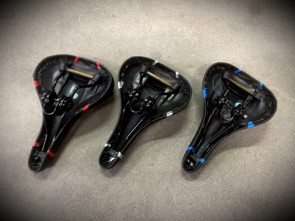 Седло (008) для скоростного велосипеда, черное с цветной вставкой, размер 265х165. С катафотом