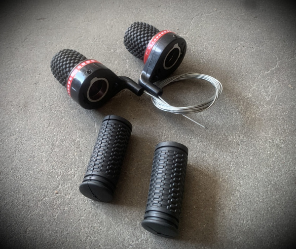 Комплект грипшифтов с грипсами и тросами (L-3 / R-7) 21-speed. (универсальные)