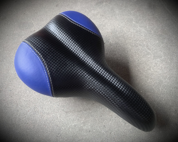 Седло спортивное "EMIbie" на пружинах, 2-х цветное рельефное (модель: AZ-012)