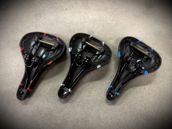 Седло (008) для скоростного велосипеда, черное с цветной вставкой, размер 265х165. С катафотом