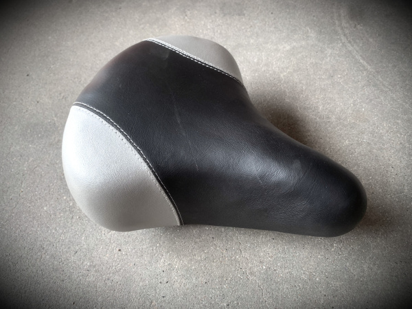 Седло 24-28" двухцветное (аналог: Stels) модель: 016-002